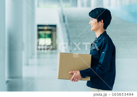荷物を運ぶ若い男性 荷物を運ぶ若い男性 103653494