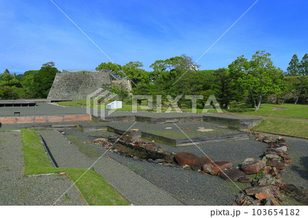 【兵庫県】晴天の赤穂城跡(天守台) 【兵庫県】晴天の赤穂城跡(天守台) 103654182