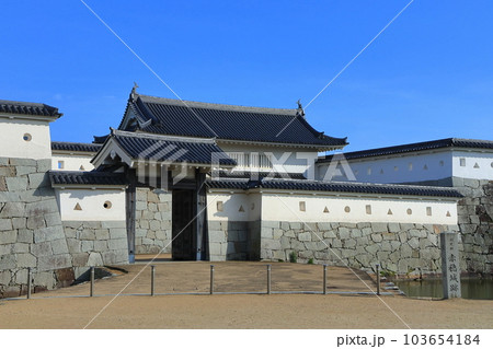 【兵庫県】晴天の赤穂城跡公園(本丸門) 【兵庫県】晴天の赤穂城跡公園(本丸門) 103654184