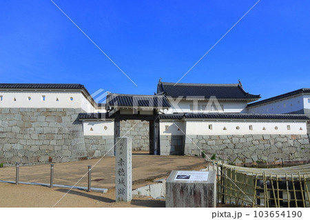 【兵庫県】晴天の赤穂城跡公園(本丸門) 【兵庫県】晴天の赤穂城跡公園(本丸門) 103654190
