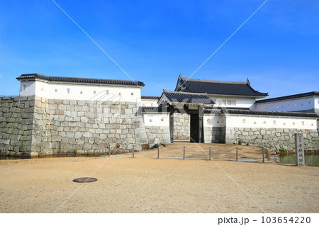【兵庫県】晴天の赤穂城跡公園（本丸門） 103654220