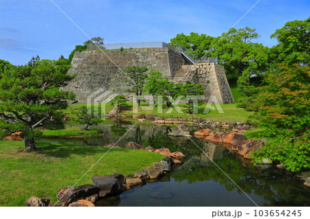 【兵庫県】晴天の赤穂城跡(天守台) 【兵庫県】晴天の赤穂城跡(天守台) 103654245
