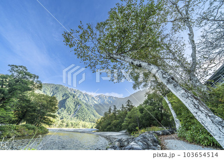 夏の上高地 穂高連峰と梓川【長野県・松本市】 夏の上高地 穂高連峰と梓川【長野県・松本市】 103654514