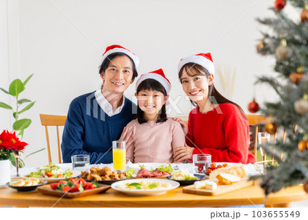 クリスマスの若い家族 103655549