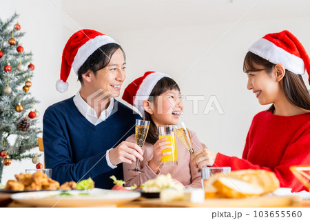 クリスマスの若い家族 103655560