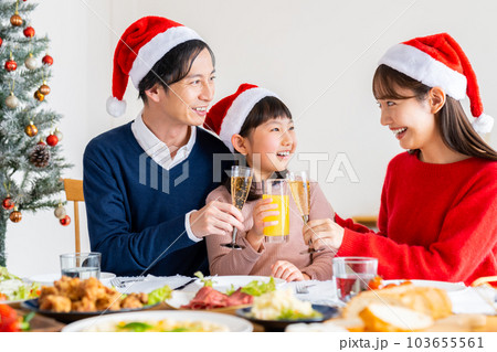 クリスマスの若い家族 103655561