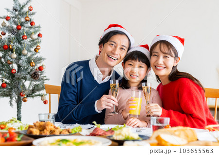 クリスマスの若い家族 103655563