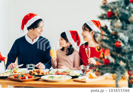 クリスマスの若い家族 103655566