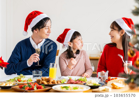 クリスマスの若い家族 103655570