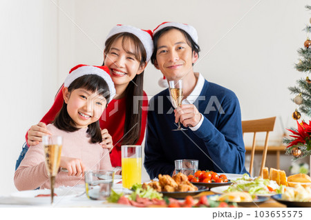 クリスマスの若い家族 103655575