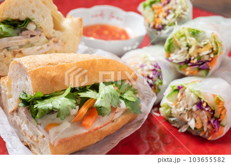 バインミーと生春巻き　ベトナム料理 103655582