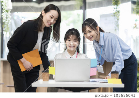 若い女性ビジネスイメージ 103656043