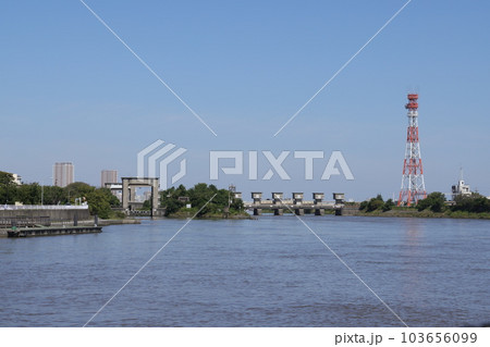 旧江戸川越しに江戸川水閘門と江戸川水門の見える風景の写真素材