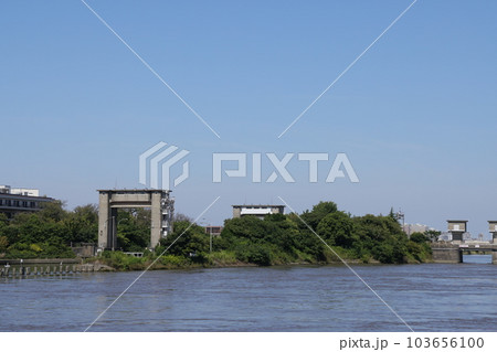 旧江戸川越しに江戸川水閘門と江戸川水門の見える風景 103656100