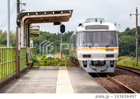 【伊勢線】複線区間を快走する特急南紀1号 【伊勢線】複線区間を快走する特急南紀1号 103656407