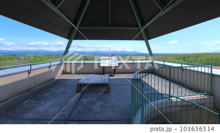 美瑛町北西の丘ピラミッド展望台からの十勝岳方向4 (2). 美瑛町北西の丘ピラミッド展望台からの十勝岳方向4 (2). 103656514