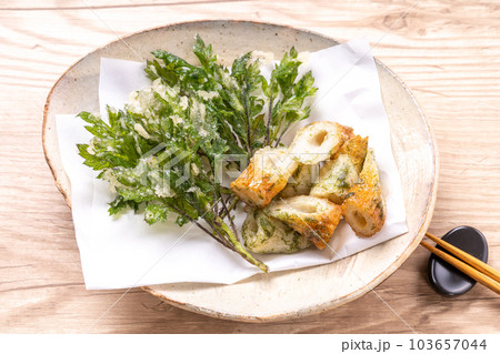 よもぎの天ぷらと竹輪の磯辺揚げ 103657044