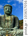 青空に高徳院の鎌倉大仏がほほえんでいる、縦位置 103657056