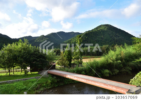 京都・大原の里の桜井の径と役場橋 103657069
