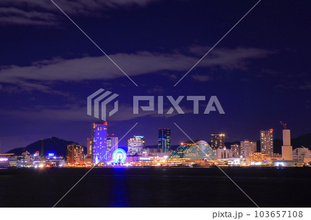 神戸港の夜景(兵庫県神戸市) 神戸港の夜景(兵庫県神戸市) 103657108
