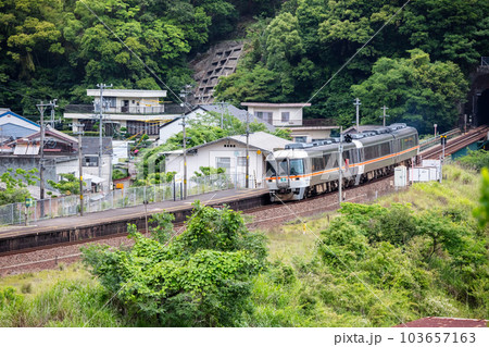 【紀勢本線】漁港の街を通過する特急南紀5号 103657163