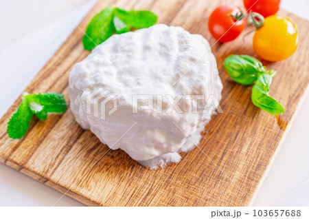 手作りのモッツァレラチーズ 手作りのモッツァレラチーズ 103657688