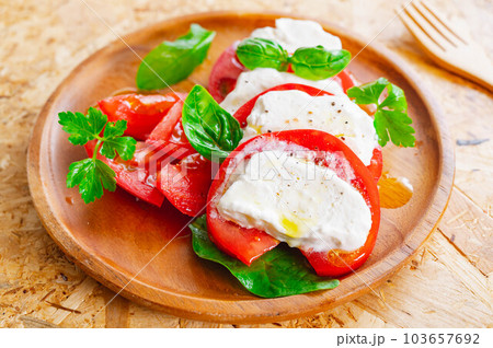 手作りモッツアレラチーズのカプレーゼ 手作りモッツアレラチーズのカプレーゼ 103657692