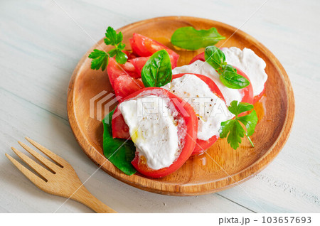 手作りモッツアレラチーズのカプレーゼ 103657693