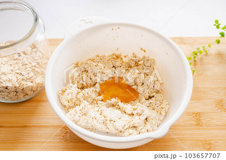 材料を混ぜ合わせる 103657707