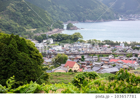【紀勢本線】新鹿湾を通過する普通列車 【紀勢本線】新鹿湾を通過する普通列車 103657781