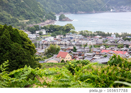 【紀勢本線】新鹿湾を通過する普通列車 103657788