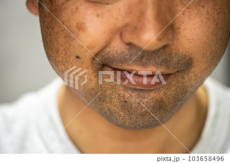 下を向いてニヤニヤする気持ち悪い中年男性 103658496