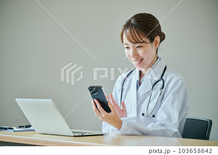オンライン診療をする若い女性医師 103658642