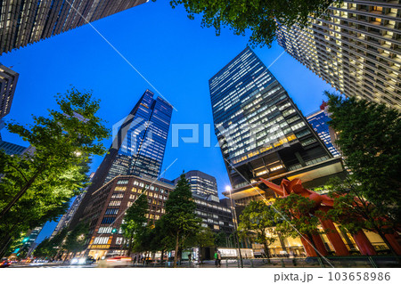 日本の東京都市景観　大手町ビルヂィングや大手町タワー、東京サンケイビルなど大手町のビル群を望む 103658986
