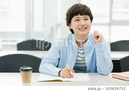 講習を受講する若い女性 103659732