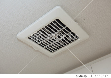 大掃除前の換気口 103660247