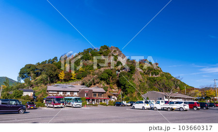 秋の紅葉に映える大断崖「重盤岩」（ちょうはんがん）つなぎ温泉　四季彩　津奈木町 103660317