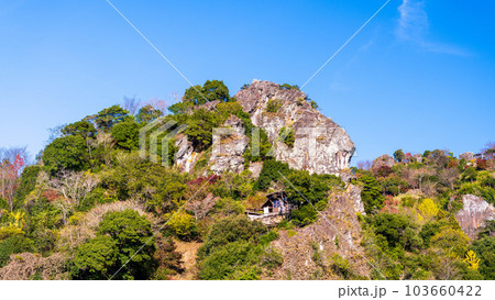 秋の紅葉に映える大断崖「重盤岩」(ちょうはんがん)つなぎ温泉 四季彩 津奈木町 秋の紅葉に映える大断崖「重盤岩」(ちょうはんがん)つなぎ温泉 四季彩 津奈木町 103660422