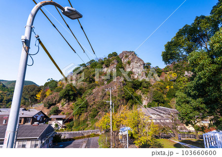 紅葉に映える大断崖「重盤岩」（ちょうはんがん）つなぎ温泉　四季彩　津奈木町 103660600