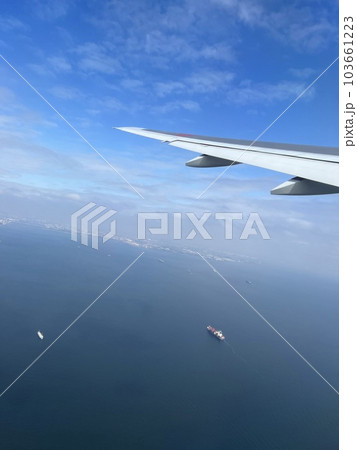 飛行機の窓から見た青い空と雲 飛行機の窓から見た青い空と雲 103661223