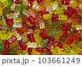 画面いっぱいのグミ、横位置、たくさんのグミのプールで泳ぎたい 103661249