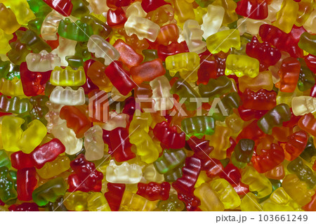 画面いっぱいのグミ、横位置、たくさんのグミのプールで泳ぎたい 103661249