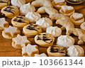 たくさんクッキー多種類、テーブルに並べたクッキー 103661344
