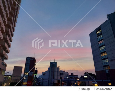 練馬区大泉学園のピンクな夕焼け空。 103662002