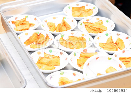 給食　学校給食　施設の食事　給食のおかず　フライドポテト　イメージ素材 103662934