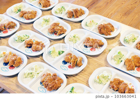 給食　学校給食　施設の食事　給食のおかず　配膳　イメージ素材 103663041