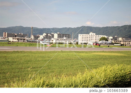 空港に着陸する小型飛行機 103663389