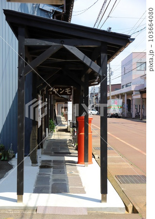 新潟　上越市　丸ポストのある風景（岸波紋章ネーム店前） 103664080