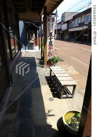 新潟 上越市 丸ポストのある風景(岸波紋章ネーム店前) 新潟 上越市 丸ポストのある風景(岸波紋章ネーム店前) 103664081