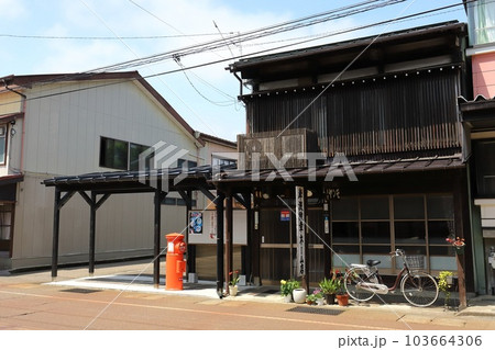 新潟　上越市　丸ポストのある風景（岸波紋章ネーム店前） 103664306